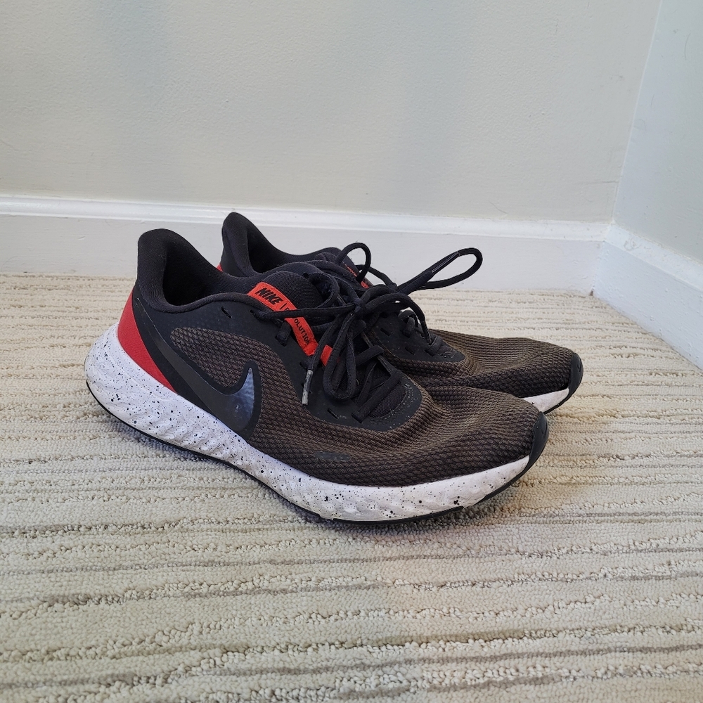 Nike Revolutions Mens Size 8.5 Black And Red Shoes